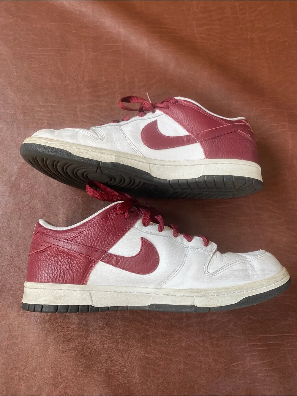 2007 Nike Low-Top Sneakers in White and Burgundy Red - Picture 2 of 6